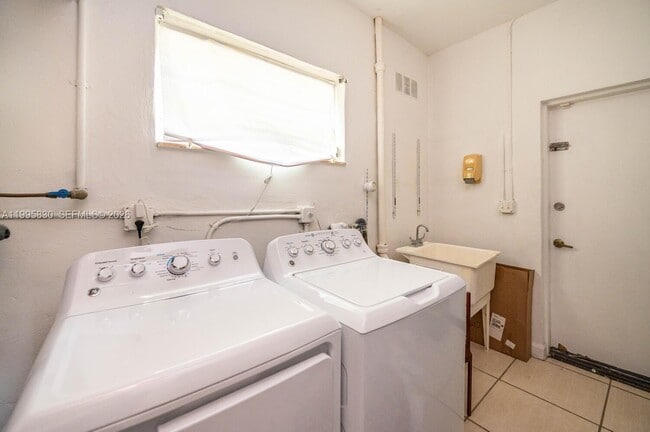 Building Photo - 9520 E Broadview Dr