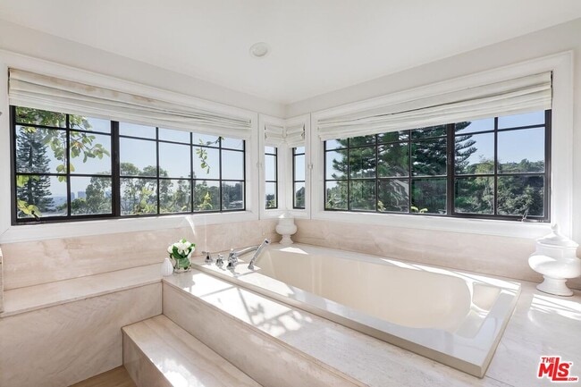 Building Photo - 1075 Wallace Ridge