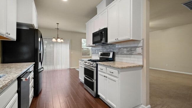 Building Photo - Beautiful 3 bedroom single story home