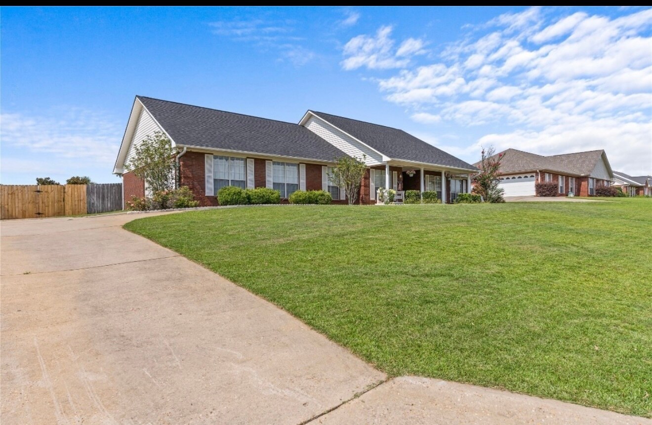 Side view - 108 Fieldstone Dr