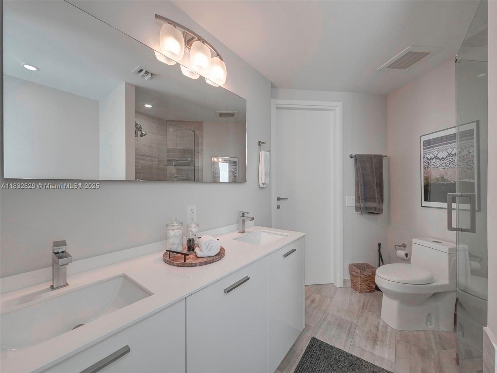 Building Photo - 1300 Brickell Bay Dr