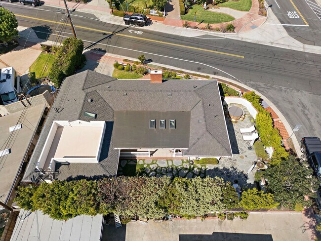 Building Photo - 806 S Ola Vista