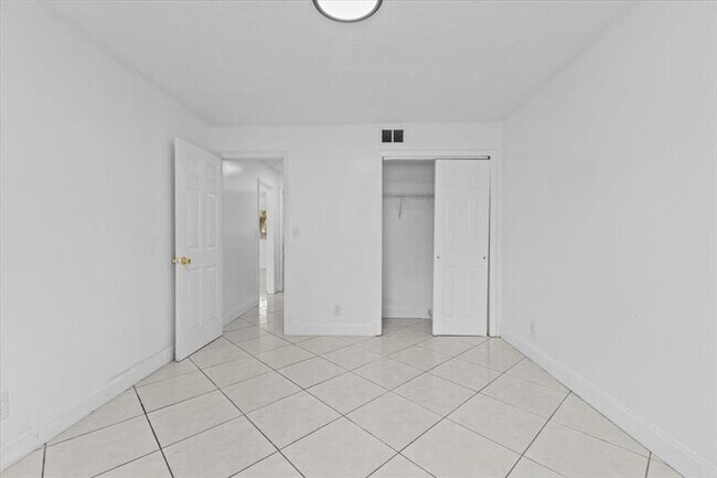 Building Photo - 5410 SW 43rd Terrace