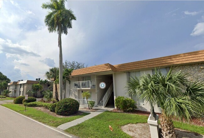 Building Photo - Green Tee - # 502