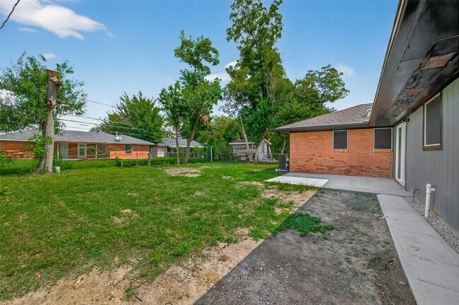Building Photo - 627 Edgebrook Dr