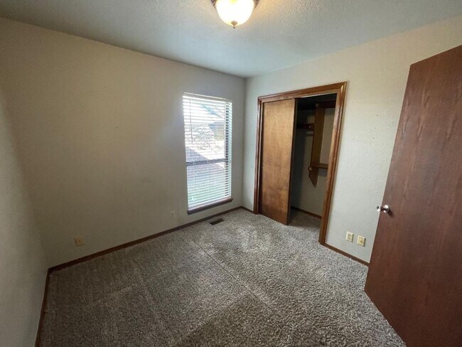Building Photo - 221 Skylark Ct