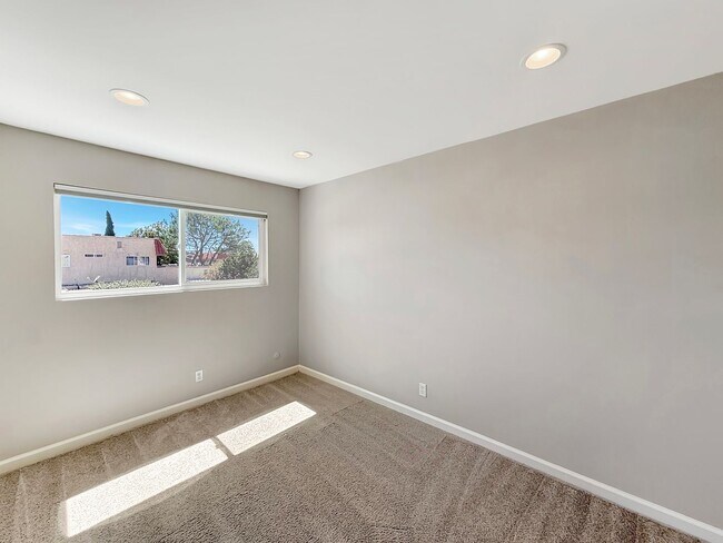 Building Photo - Great 2B/1BA Townhome in Escondido!