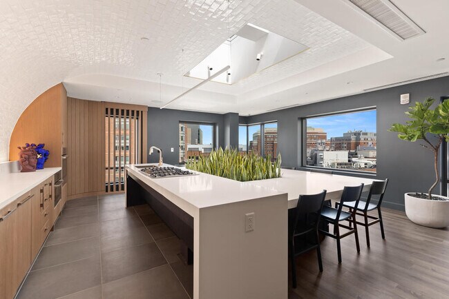 Building Photo - 677 Beacon St