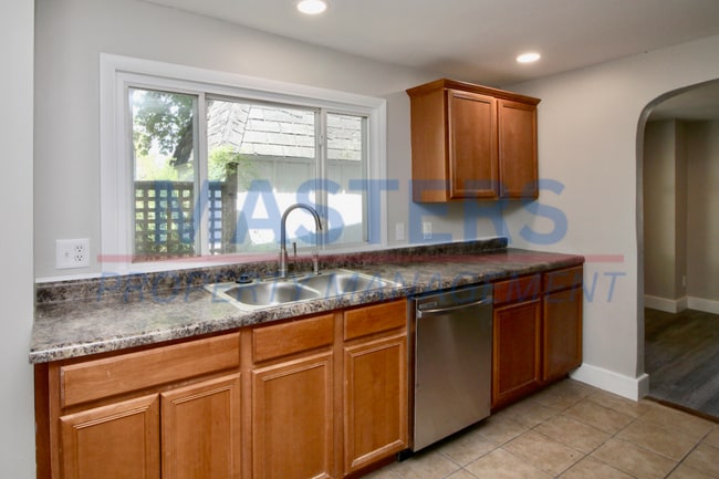 Building Photo - Three bedroom with 1 and a half bath tradi...