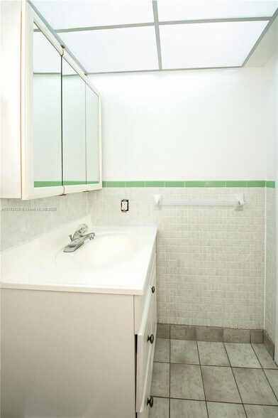 Building Photo - 5100 SW 90th Ave