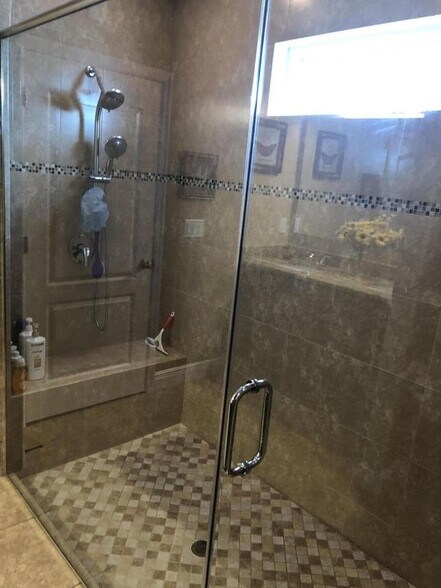Master Shower - 4001 SW Canrady St