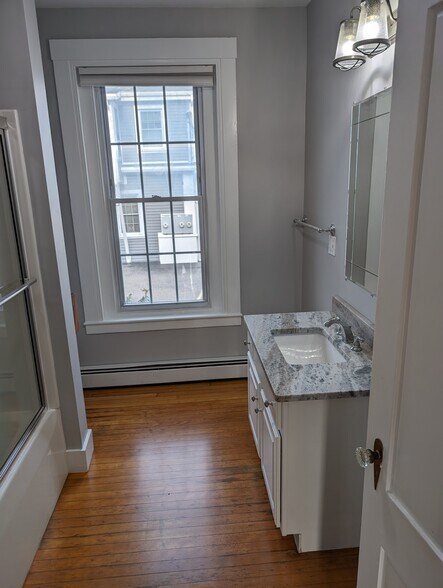 Building Photo - 264 Elm St