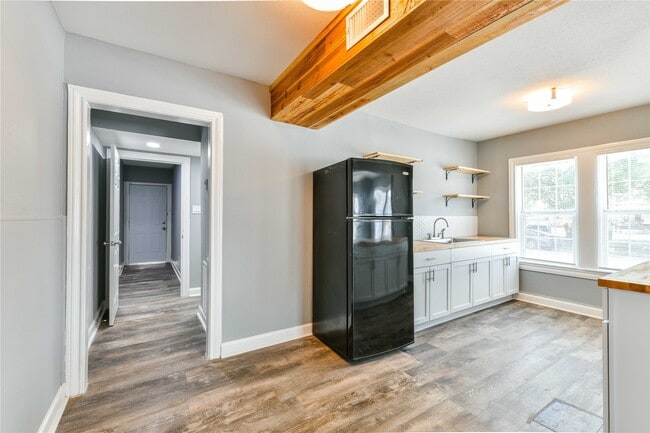 Building Photo - 4615 Schroeder St