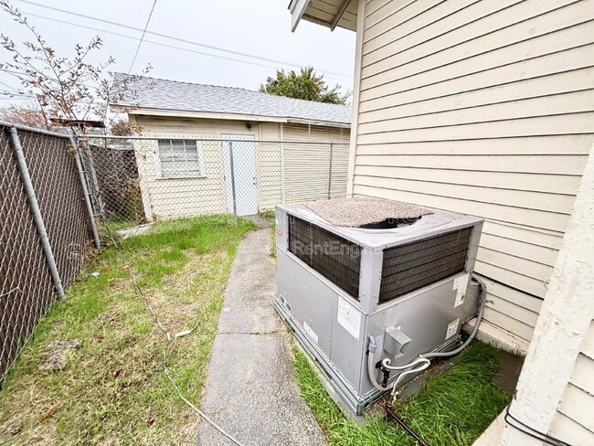 Building Photo - 107 W 19th St