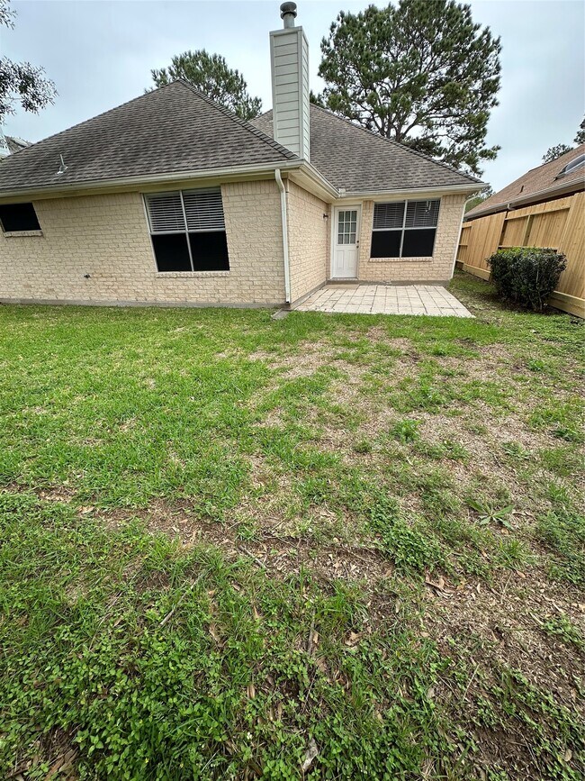 Building Photo - 6815 Stratford Park Dr