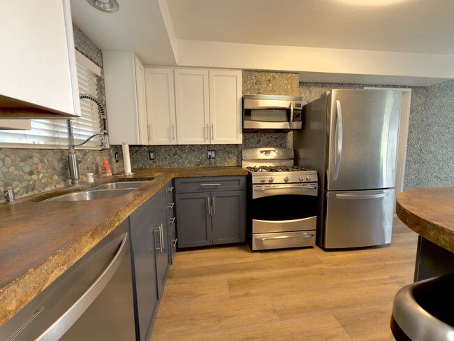 Building Photo - 4504 Moraga Ave