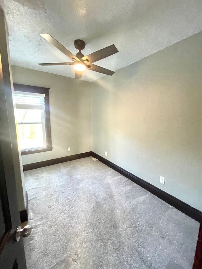 Building Photo - Large historic 6 bedroom 3 bathroom in Bla...