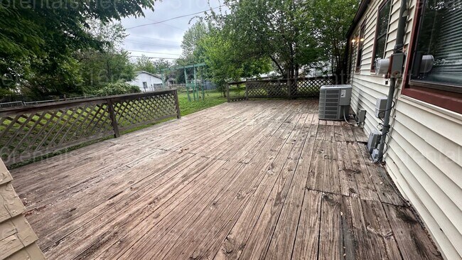 Building Photo - $1195 - 3 bed 1.5 bath - Single Family Home