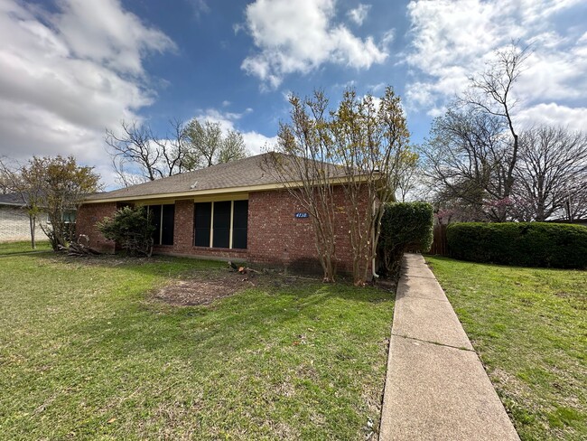 Building Photo - 4738-4740 Berridge Lane