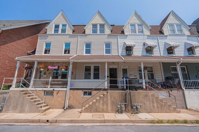 Building Photo - UPDATED FOUR BEDROOM/1.5 BATH TOWNHOME
