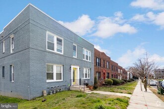 Building Photo - 1659 Holbrook St NE
