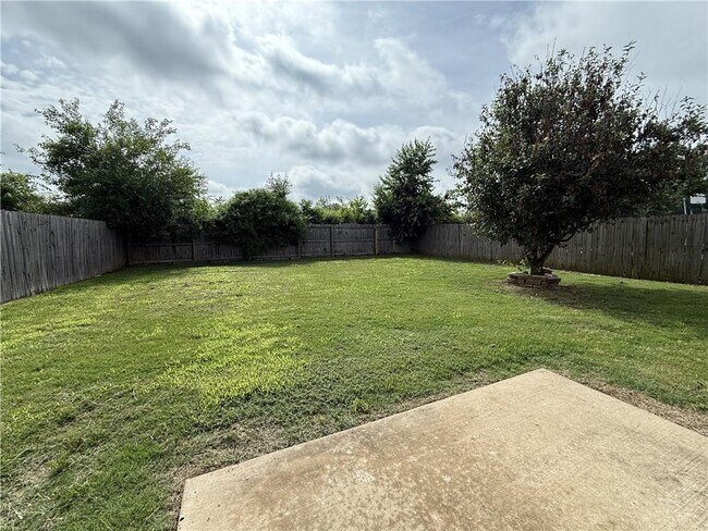 Building Photo - 213 Foxglove St