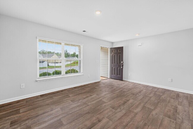 Building Photo - Experience Spacious Comfort: 3-Bedroom Home with 2.5 Baths.