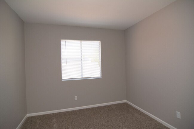 Building Photo - Remodeled 3 Bedroom 2.5 Bath House! West T...