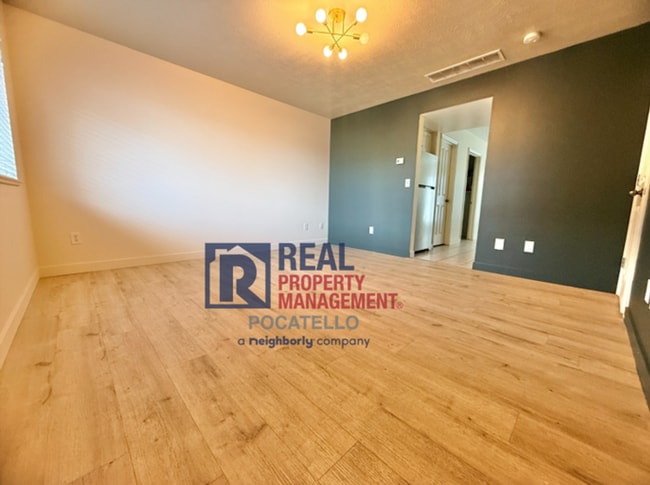 Building Photo - 3 Bed 1.5 Bath townhouse - 1 car garage