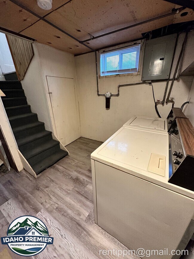 Building Photo - 709 N Stanley St