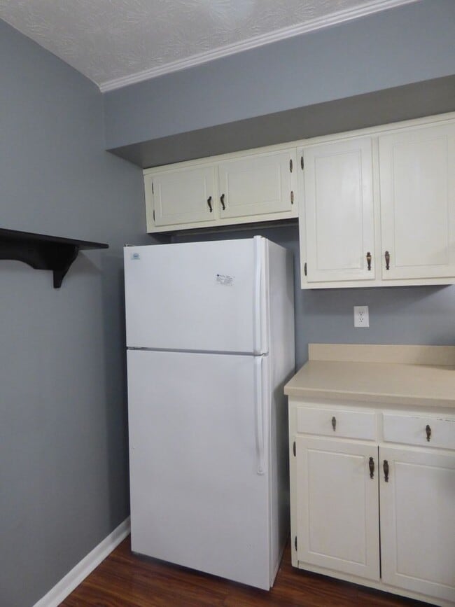 Building Photo - COMING SOON! Beautiful All Electric Townhome! Converted Garage, W/D, Small Pets Ok!