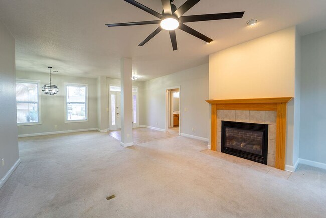 Building Photo - Charming 4 bedroom, 2 bathroom located in the picturesque Hot Springs Village