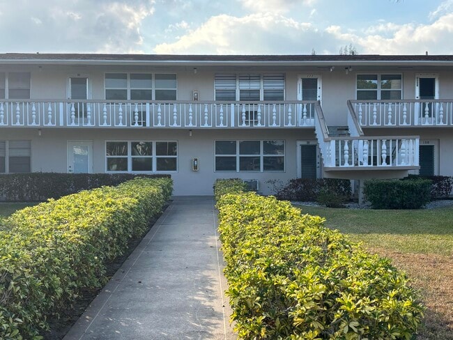 Building Photo - 106 Windsor E