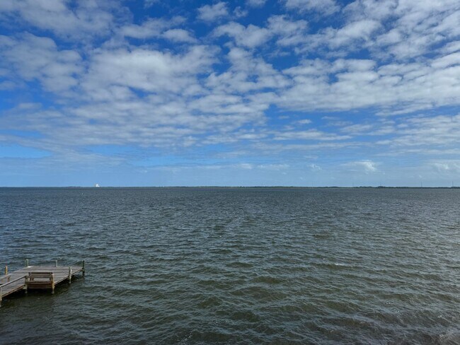 Building Photo - Directly on the River, what a view!!