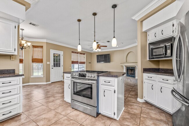 Building Photo - 4/2 Cantonment Property in Kings Road Neighborhood