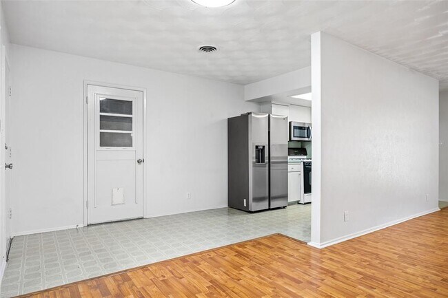 Building Photo - 8410 Briarwood Ln