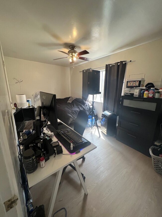 Building Photo - 10 bedrooms 7 bathrooms- 5 master bedrooms total!