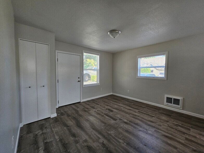 Building Photo - 3220 SE Rockwood St