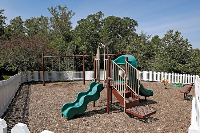 Building Photo - Pet-Friendly Dunlora Forest Townhome With Fenced Yard