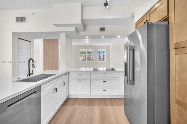 Building Photo - 2065 S Ocean Dr