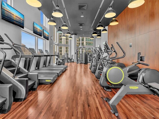 Building Photo - 1300 Brickell Bay Dr