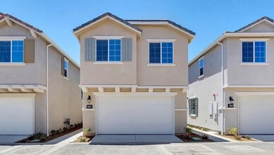 Building Photo - Spacious 4-Bedroom Home with Private Yard ...