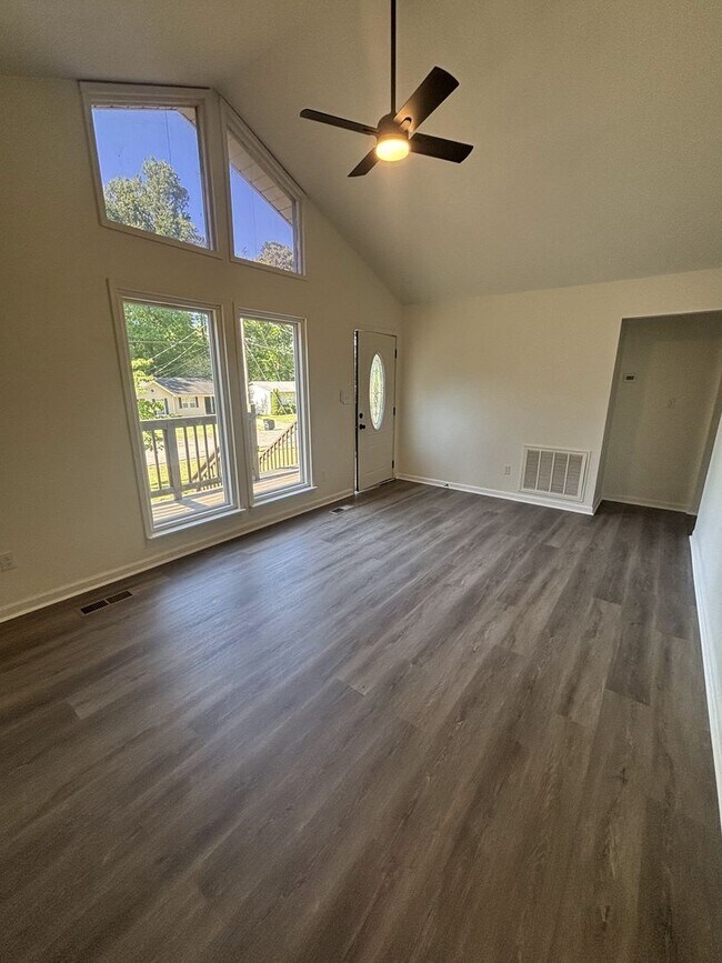 Building Photo - Fully Remodeled 3 Bed 2 bath