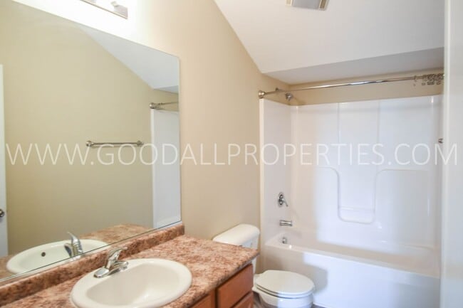 Building Photo - 3 Bedroom 2.5 Bathroom end unit home in Urbandale!!!