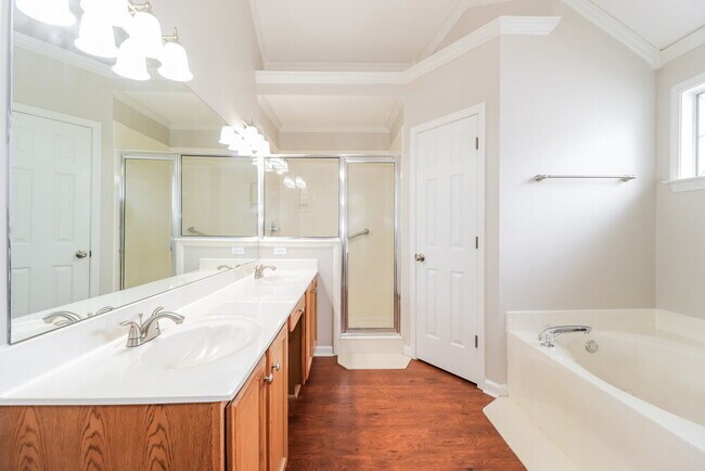 Building Photo - 10076 Woodland Grove Dr