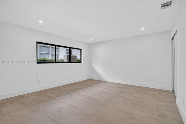 Building Photo - 1215 NE 110th St