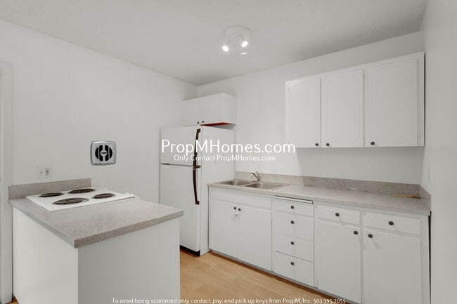 Building Photo - Updated Two Bedroom Unit in OC - First Month Free!