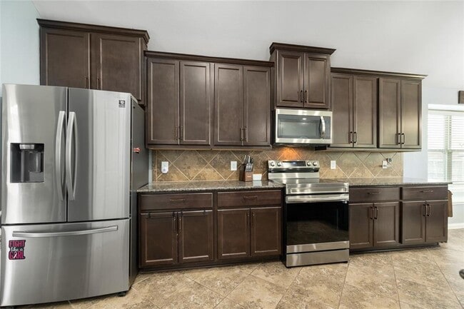 Building Photo - 923 Lake View Dr