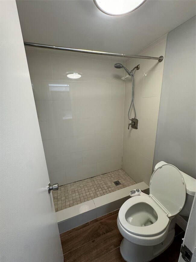 Building Photo - 315 SE 23rd Ave