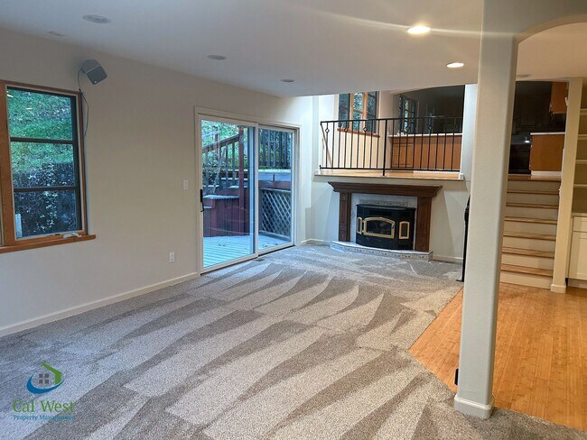 Building Photo - $4,595 - Large Gorgeous 3/2 Tri-Level Home with Beautiful Views in Gilroy near Wineries